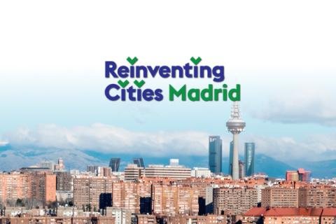 ReinventingCitiesMadrid Logotipo de Reinventing Cities Madrid en una fotografía de la ciudad
